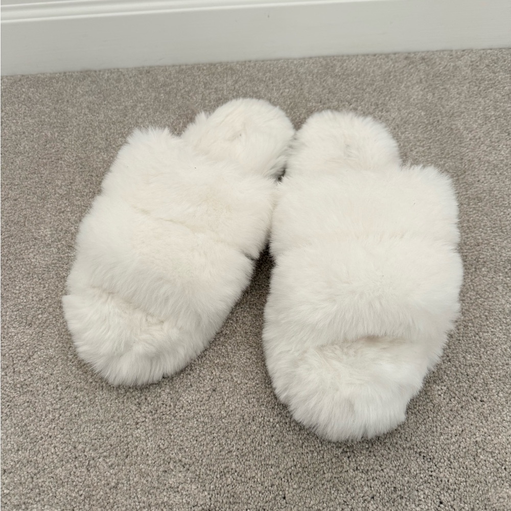 Cozy White Faux Fur Slippers size 9/10 ladies